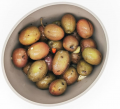 Olive condite fatte in casa con origano, aglio, olio e peperoncino