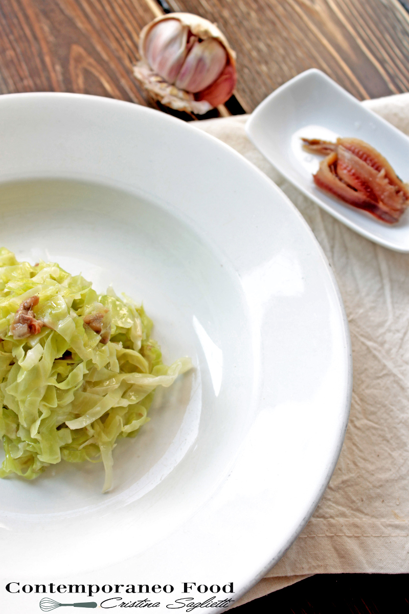 contemporaneo foodCavolo in insalata con acciughe, aceto e aglio -Viva le tradizioni Piemontesi!-